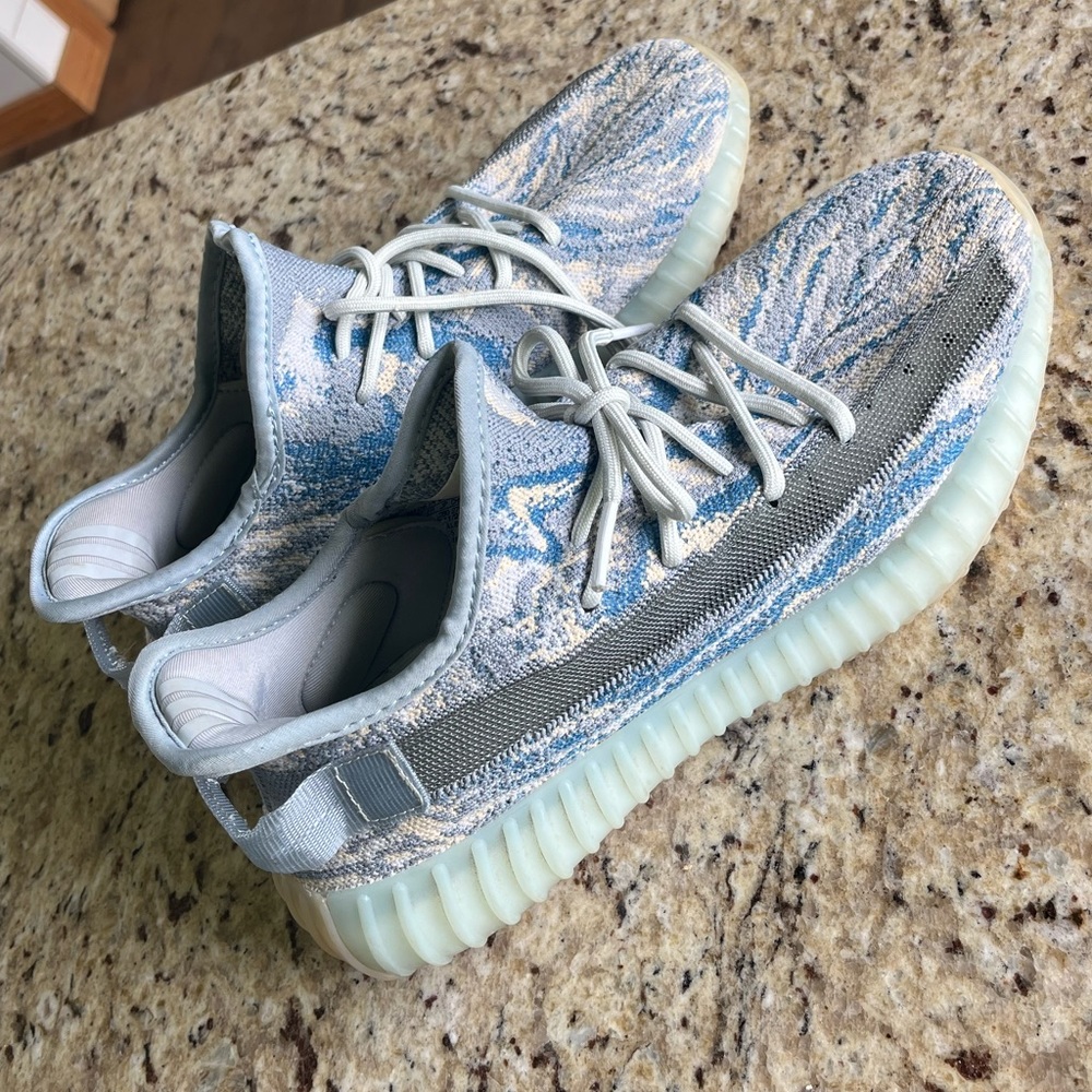 Size 10 without box ADIDAS
YEEZY BOOST 350 V2